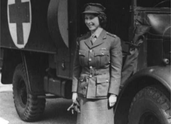 Королева Елизавета II, выступающей в качестве водителя грузовика во время Второй мировой войны, 1945