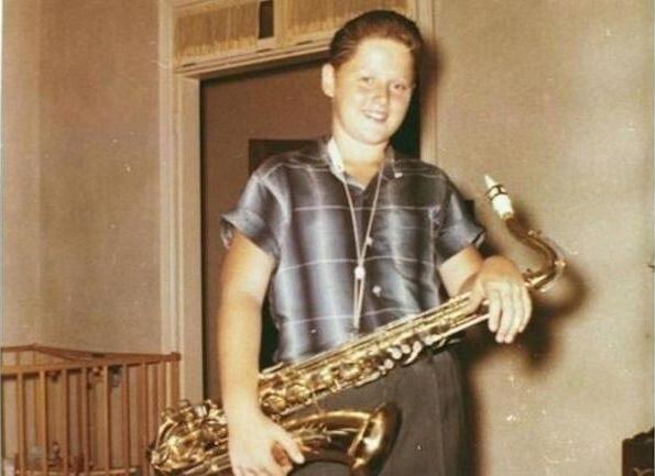 Билл Клинтон практикуется в игре на саксофоне в начальной школе