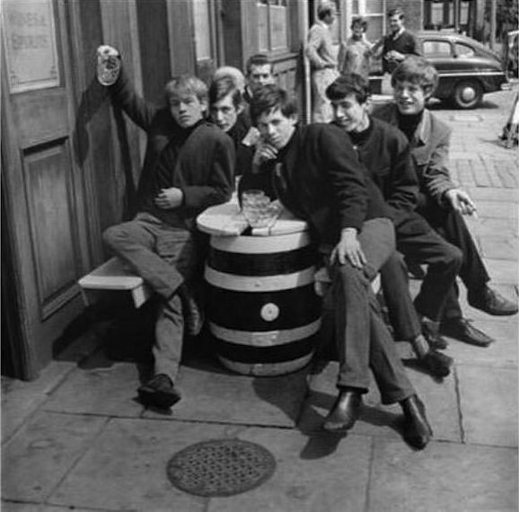 Брайан Джонс, Иэн Стюарт, Билл Вайман, Кит Ричардс, Мик Джаггер, и Чарли Уоттс на одной из своих первых фотографий в качестве группы The Rolling Stones, 1962