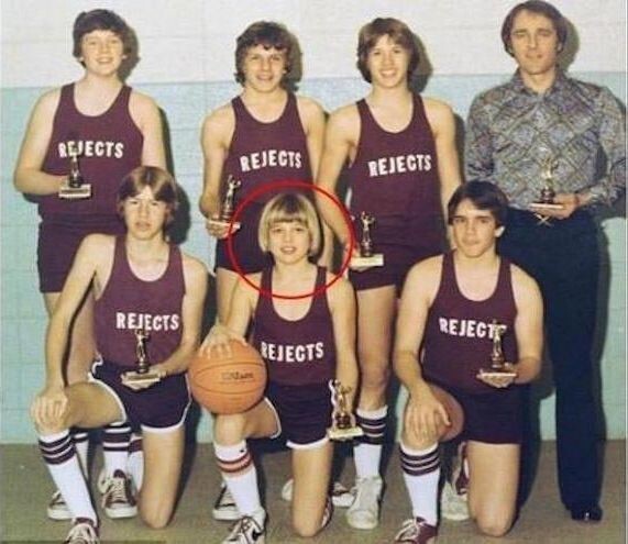 Брэд Питт в рядах баскетбольной команды, 1977