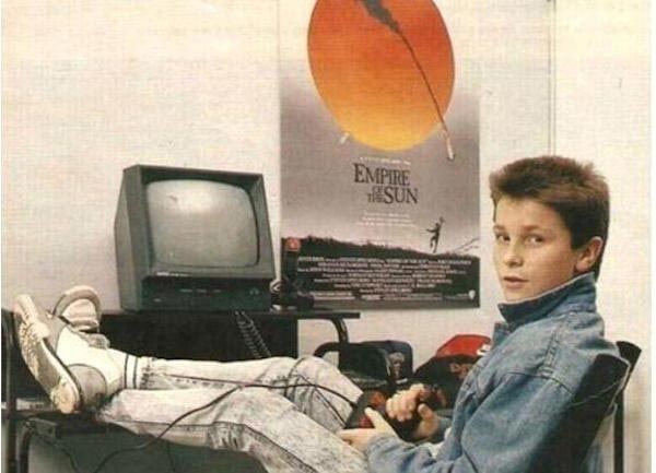 Кристиан Бэйл делает вид, что играет в старинные видеоигры, 1987