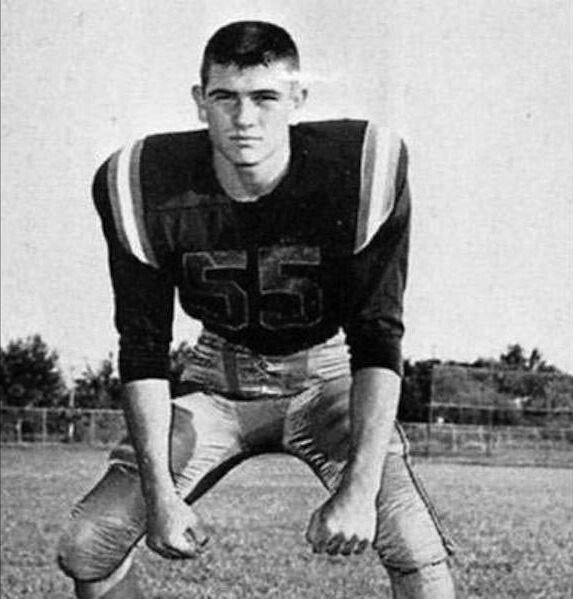 Томми Ли Джонс во время занятий американским футболом в средней школе