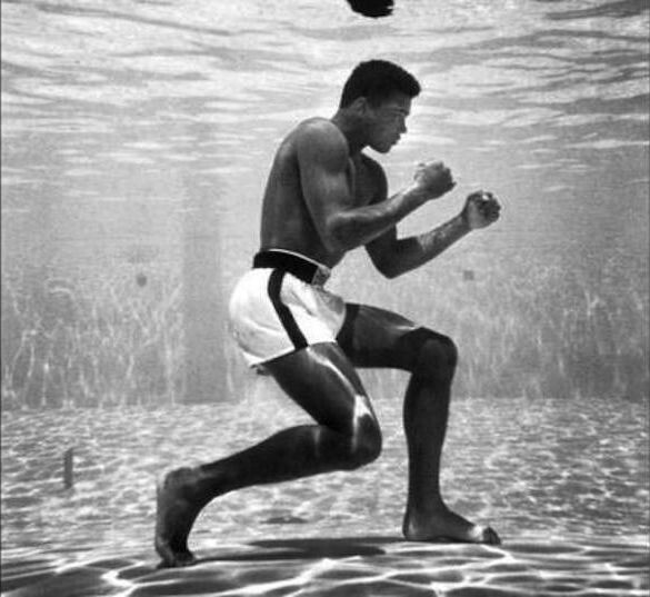 Мухаммед Али боксирует под водой, 1961