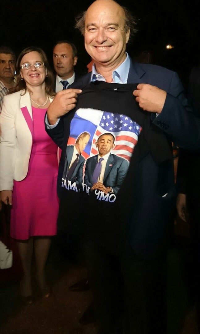 Французский сенатор купил в Крыму футболку с оскорблением Обамы 