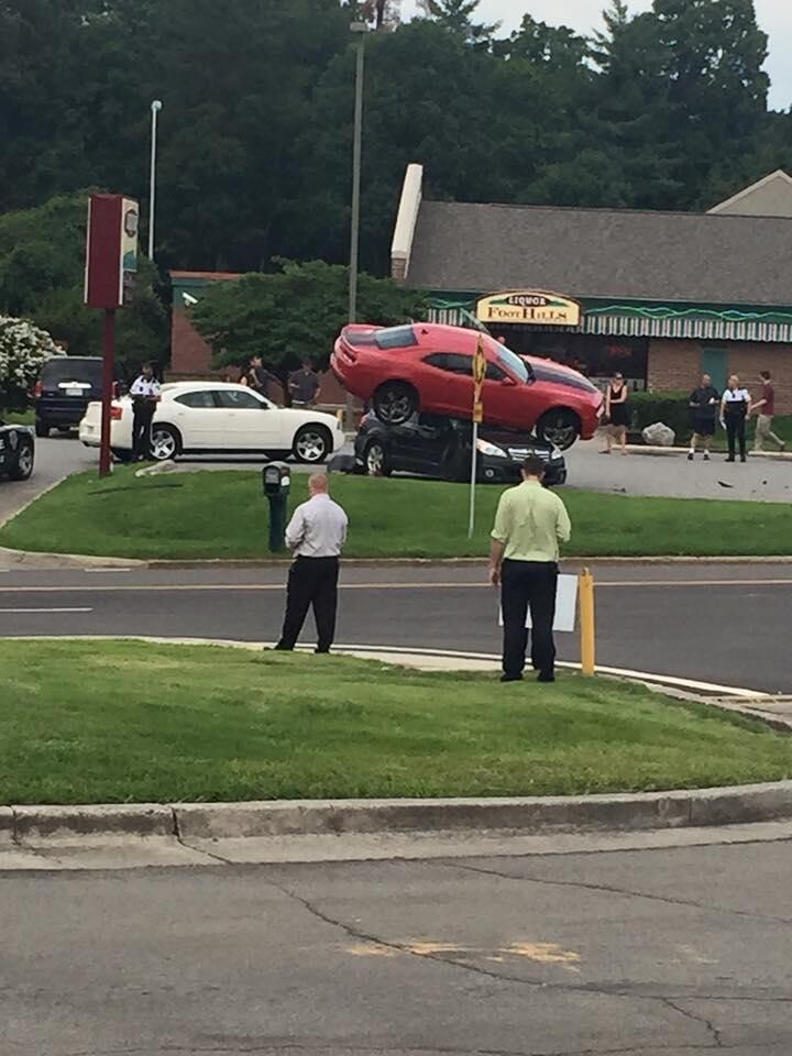 Chevrolet Camaro залетел на крышу Subaru