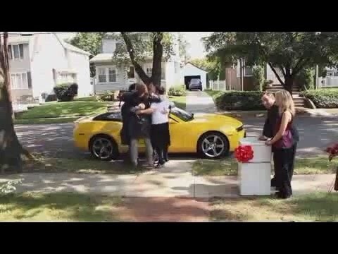 Очень забавный скетч про подарок Chevrolet Camaro. 