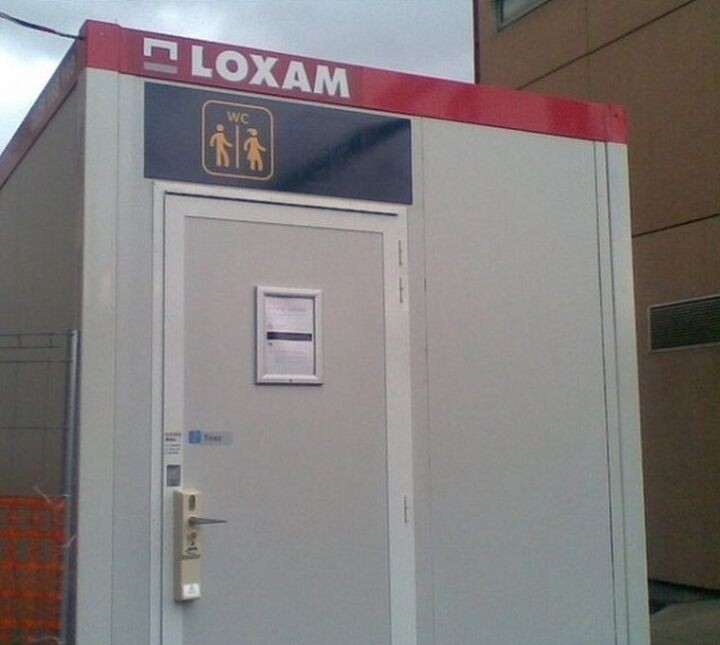 Общественный туалет для тех, кому не очень везет в жизни.