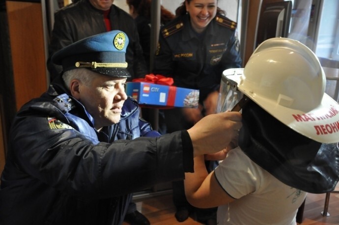 Российские пожарные устроили день рождения для необычного мальчика