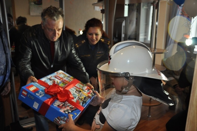 Российские пожарные устроили день рождения для необычного мальчика