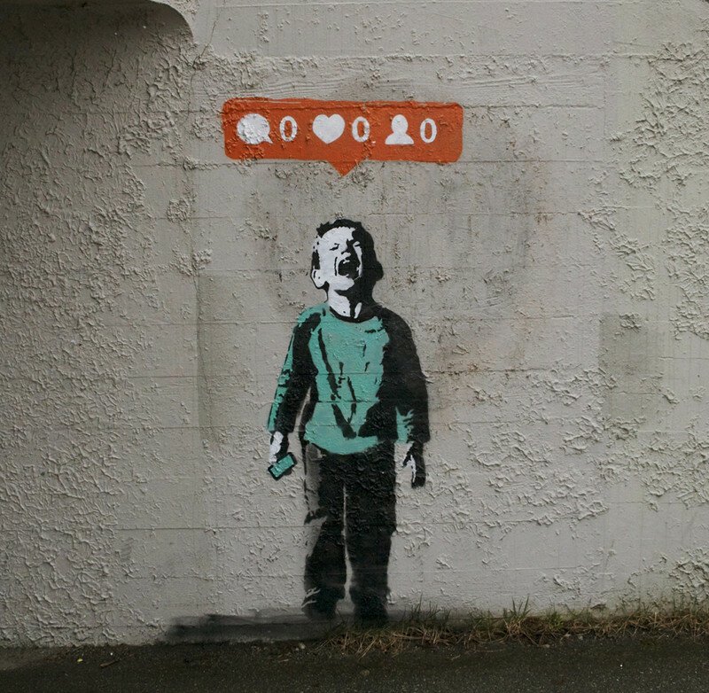 Умный стрит-арт о социальных сетях в нашей жизни