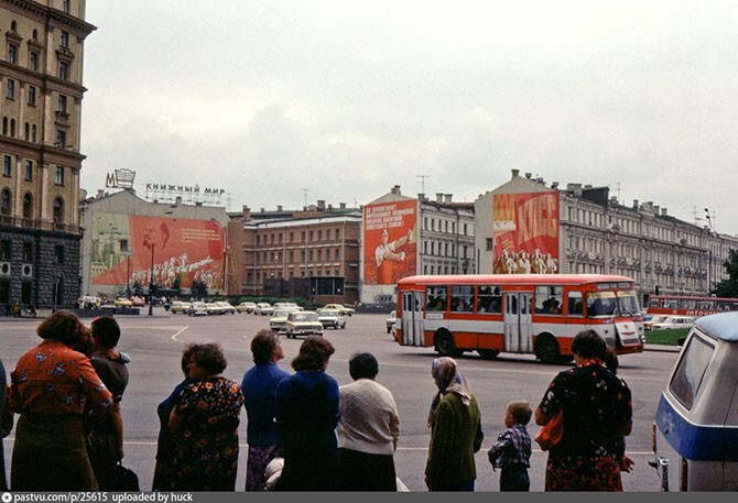 Площадь Дзержинского завешена советскими многообещающими плакатами.