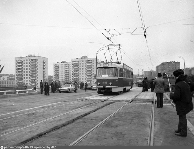 Торжественное открытие трамвайного движения в Строгино. Даже большое начальство приехало на «Мерседесе», а начальство помельче – позади на «Чайке». 