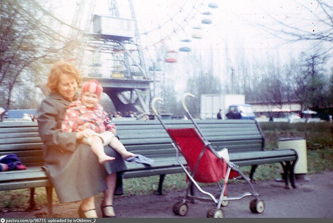 Весёлые переодевания малыша на холодном ветру в Парке им. Горького. Памперсы в 1981 году ещё не дошли до Советского Союза.