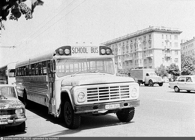Школьный автобус у американского посольства. 