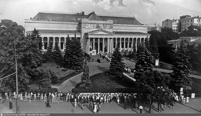 Бесконечная очередь в музей им. Пушкина. В этот день там проходила выставка «Париж – Москва».