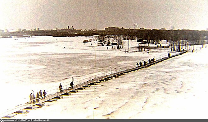 В Лыково ещё был понтонный мост. На зиму его наводили перед ледоставом, а разводили во время ледохода. 