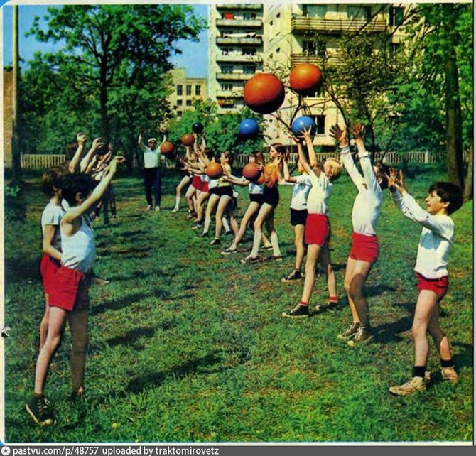 Урок физкультуры в московской школе. На детях – обычные, уже недефицитные синие кеды, годные на один сезон.