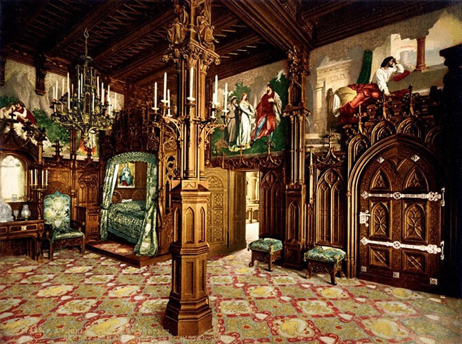Над изголовьем кровати короля, украшенной хрупкой деревянной резьбой, трудились 15 мастеров в течение 4 с половиной лет. 
