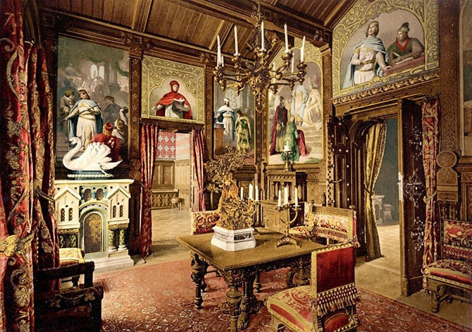 Внутренние стены замка украшены фресками, изображающими сказочные сцены из опер Вагнера, самого близкого друга Людвига. 