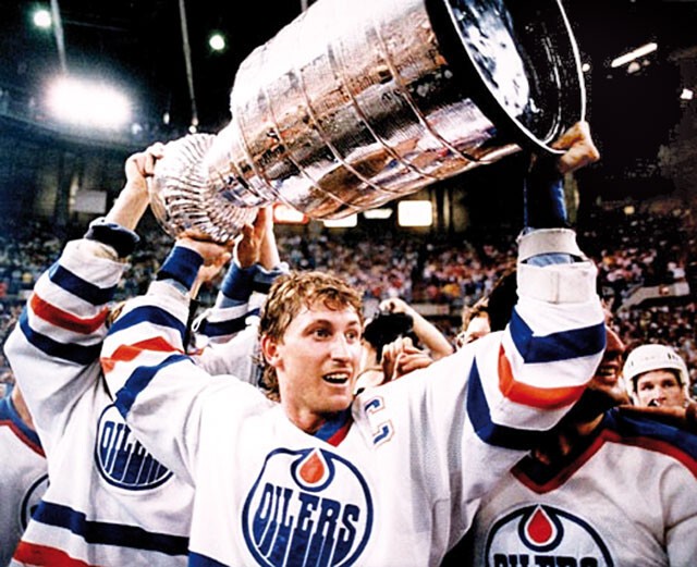 Хоккей, самое большое количество шайб за сезон, Уэйн Грецки - 92 шайбы (сезон 1982-1983)