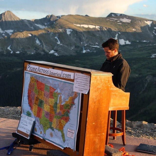 Пять лет назад этот парень бросил работу и отправился путешествовать по всему миру с любимым пианино