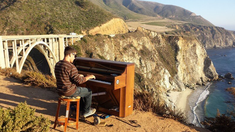 В 2010 году он бросил свою работу, собрал вещи, затащил пианино в фургон и покинул Нью-Йорк, чтобы путешествовать по всему миру