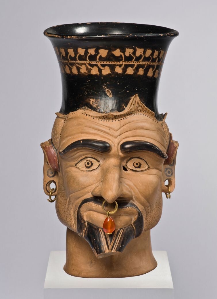 Керамический сосуд в форме головы этрусского бога смерти Хару, примерно 400 год до н.э.