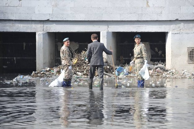 Другой мир открывается чуть поодаль от центра. Любители кидать мусор в реку живут и тут.