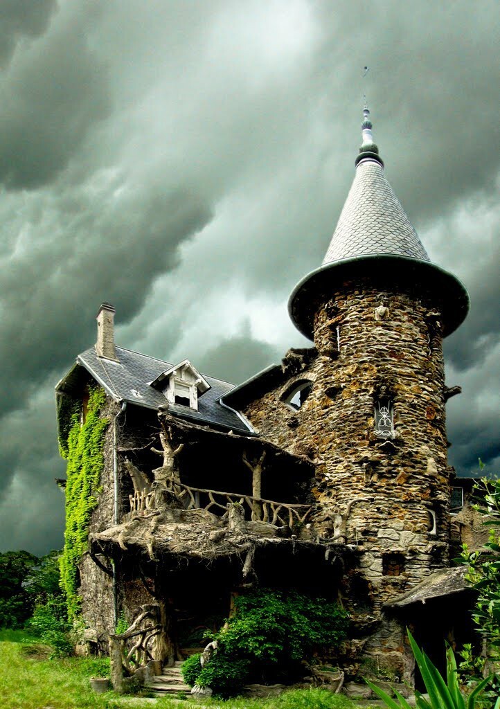 13. Дом "Maison de Sorcière Avec Ciel d’orage" во Франции
