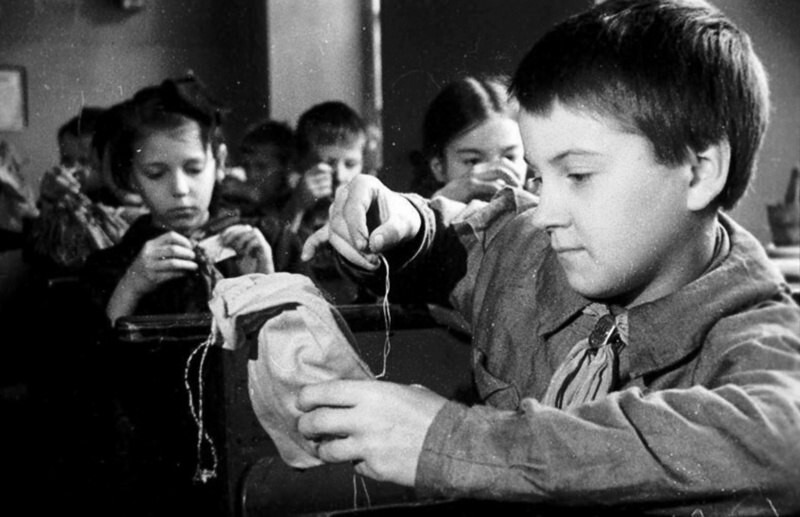 Учащиеся 3-го класса школы №216 Ленинграда готовят кисеты в подарок фронтовикам. 1943 г.