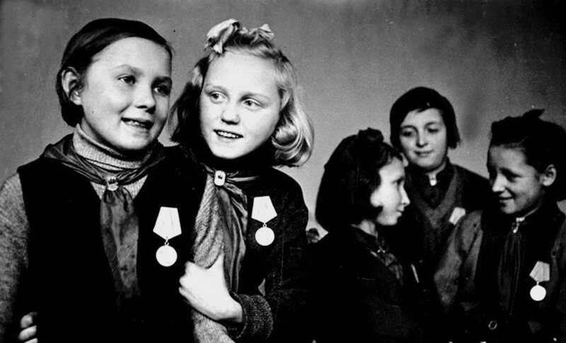 Ученицы 4-го класса 47-й школы, награжденные медалями «За оборону Ленинграда». 1943 г.