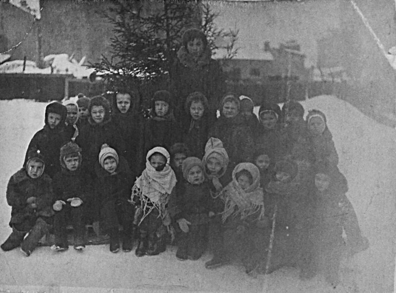 Воспитательница детского сада Маргарита Георгиевна Гусева с детьми в блокадном Ленинграде.