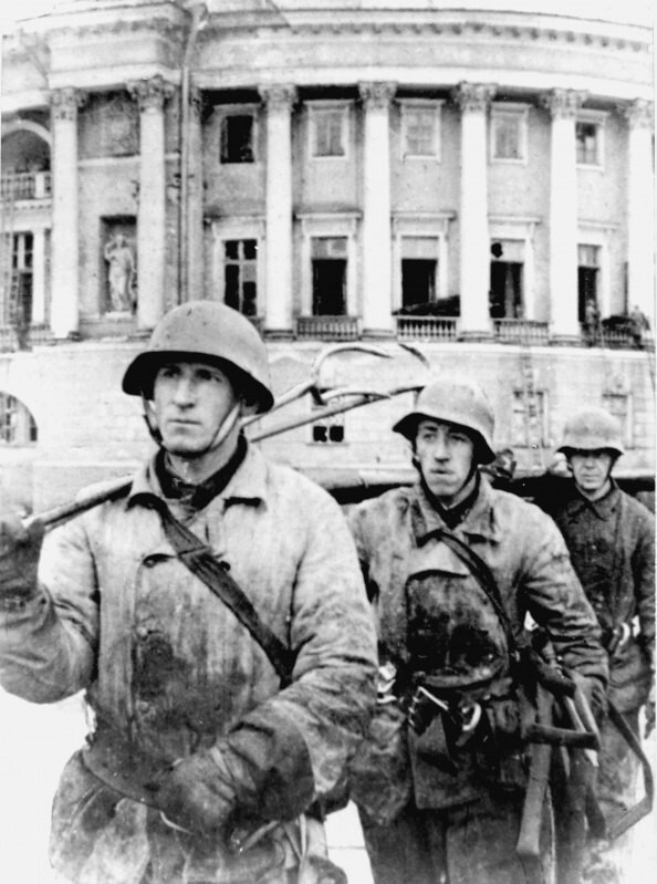 Бойцы 2-й военно-пожарной команды Ленинграда возвращаются с пожара. 1942 г.