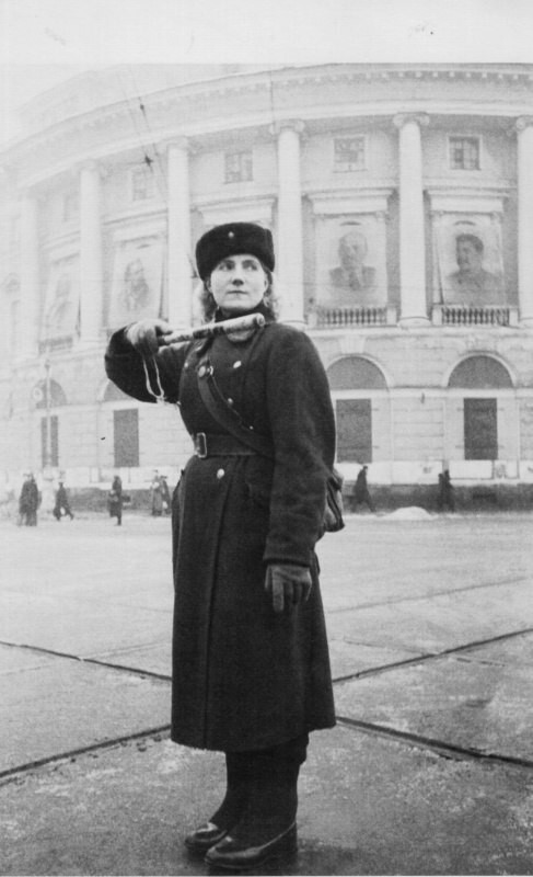 Регулировщица старшина милиции Анна Федорова на перекрестке Невского проспекта и Садовой улицы.