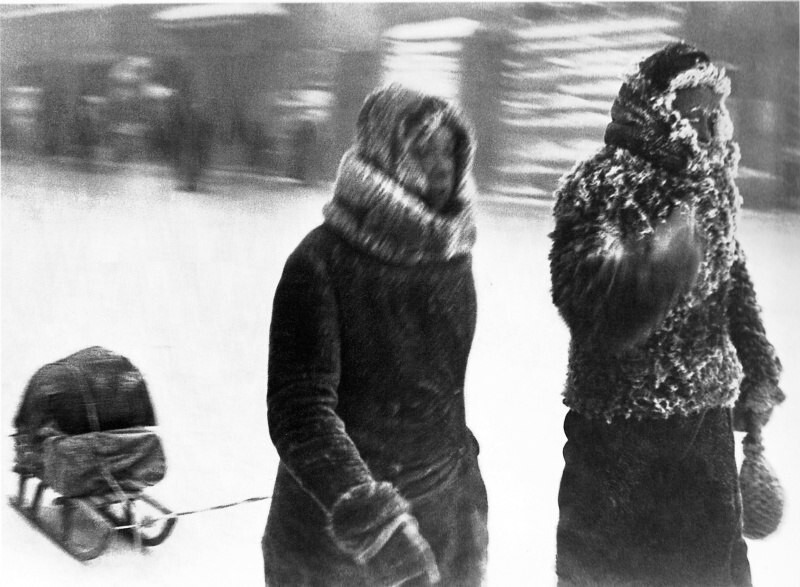 Ленинградцы на Загородном проспекте во время мороза -30. 1942 г.