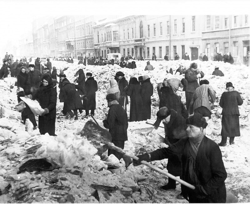 Воскресник по очистке города. Проспект Володарского. 1942 г.