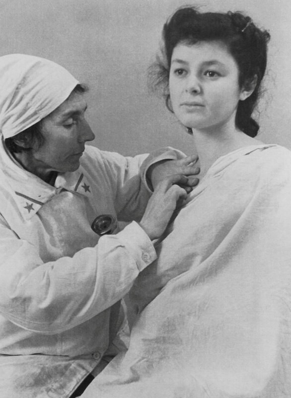 Доктор С.И. Диаконович обследует донора Татьяну Эцину перед сдачей крови. Зима 1942-1943 гг.