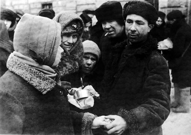 Обмен товарами на рынке блокадного Ленинграда.