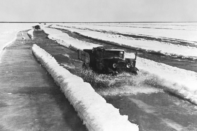 В Ленинград по льду Ладожского озера. Весна 1942 года.