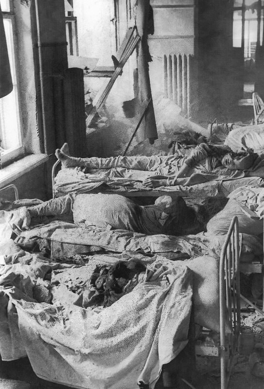 Пациенты ленинградской больницы, погибшие в результате немецкого артналета. 1943 г.