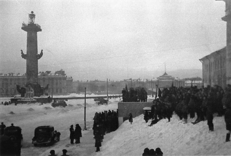 Жители Ленинграда у здания Биржи встречают известие о снятии блокады города. 1944 г.