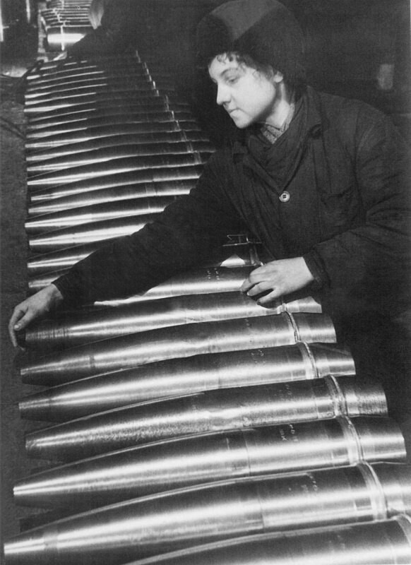 Работница ленинградского завода «Большевик» Мария Михайлова за упаковкой 152-мм снарядов. 1942 г.