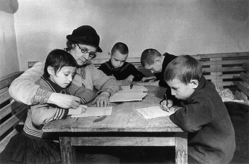 Школьный урок в ленинградском бомбоубежище. 1942 г.