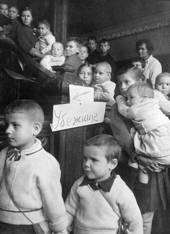 Воспитательница ленинградского детского сада №58 И.К. Лирц с детьми в бомбоубежище во время авианалета.