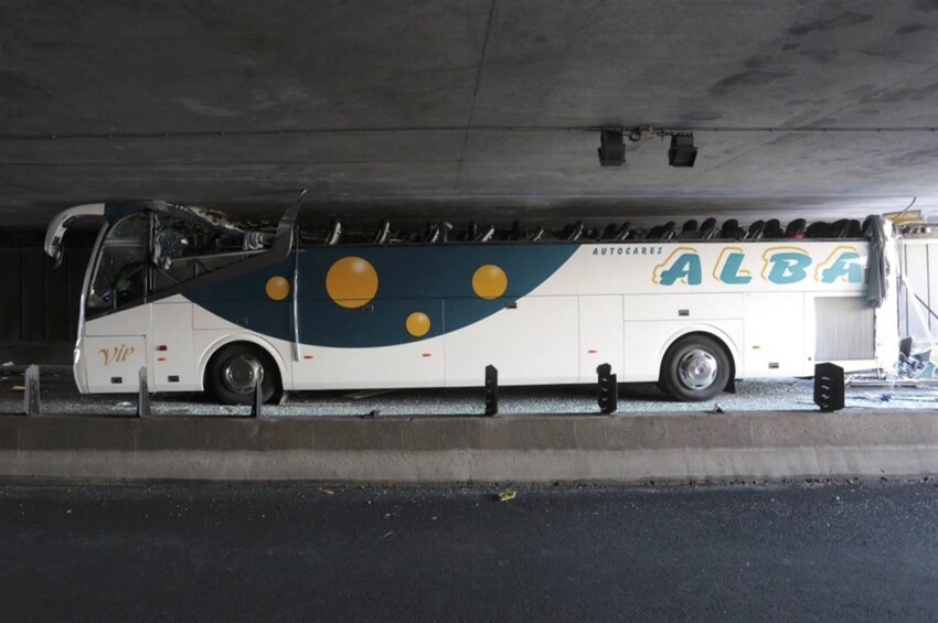  Во Франции туристическому автобусу снесло крышу