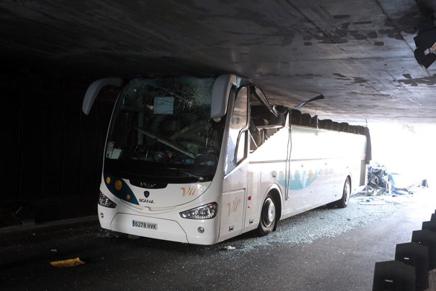  Во Франции туристическому автобусу снесло крышу