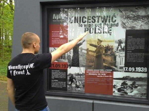 Приветствие боевика "Азова" в Польше.