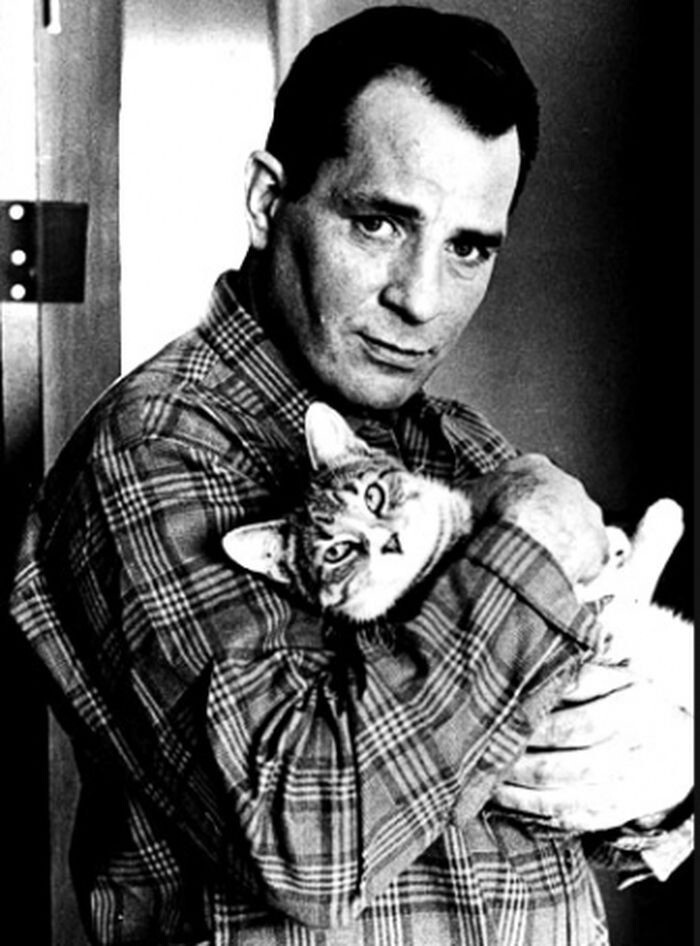 Американский писатель, представитель поколения битников Джек Керуак и его кот