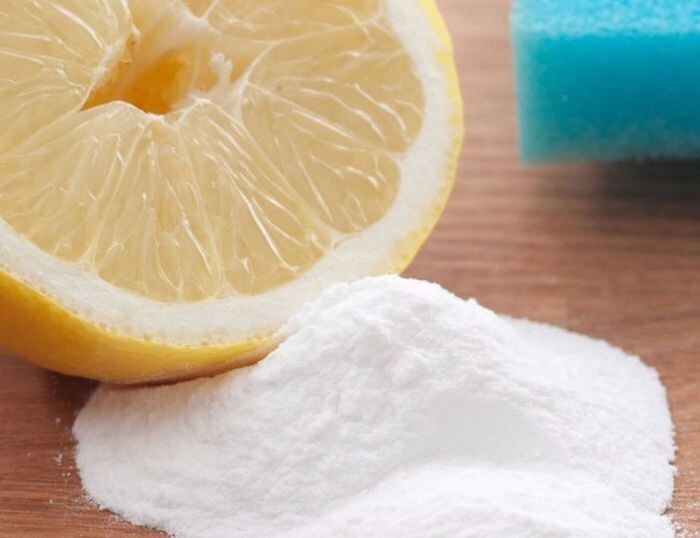 Неприглядные пятна в подмышках можно удалить с помощью лимонного сока или пищевой соды.