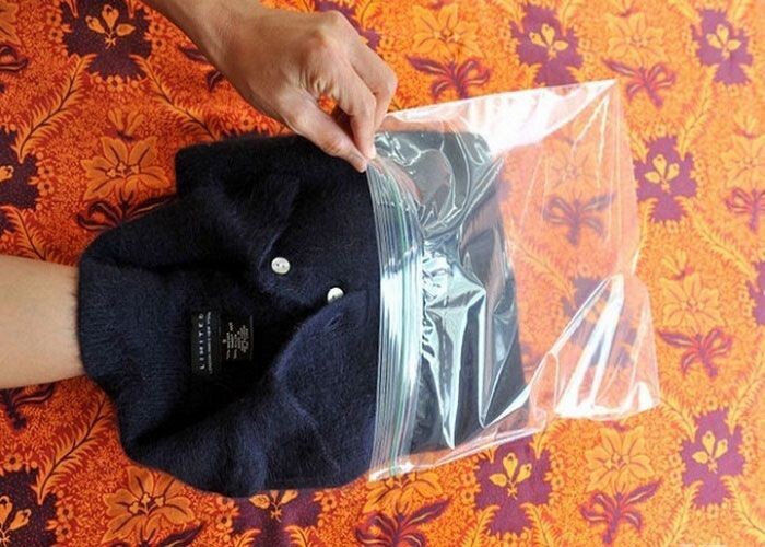 Чтобы любимый свитер «не свалялся», положи его в герметичный пакет, затем в холодильник на 3-4 часа и можешь хранить его до сезона.